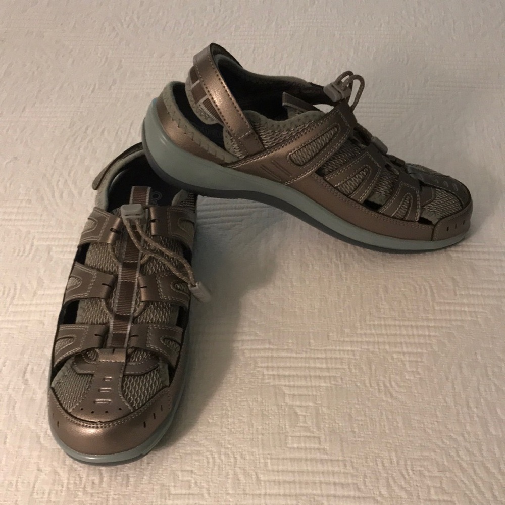 New Orthofeet Women's Metallic Closed Toe Shoes with Adjustable Heel Strap 10 N